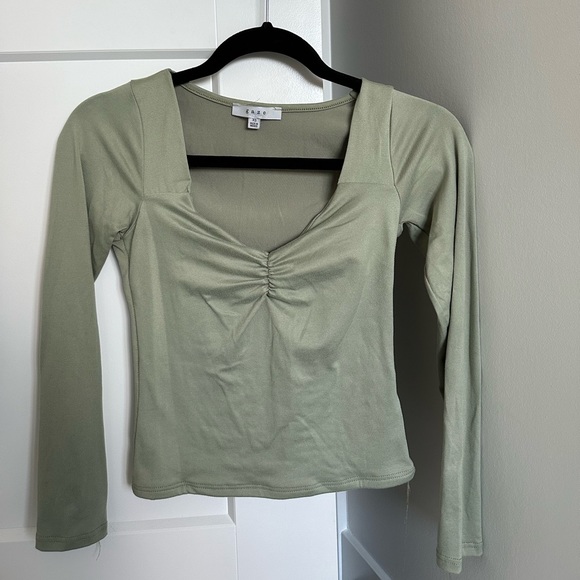 Low cut long sleeve top - Picture 4 of 4